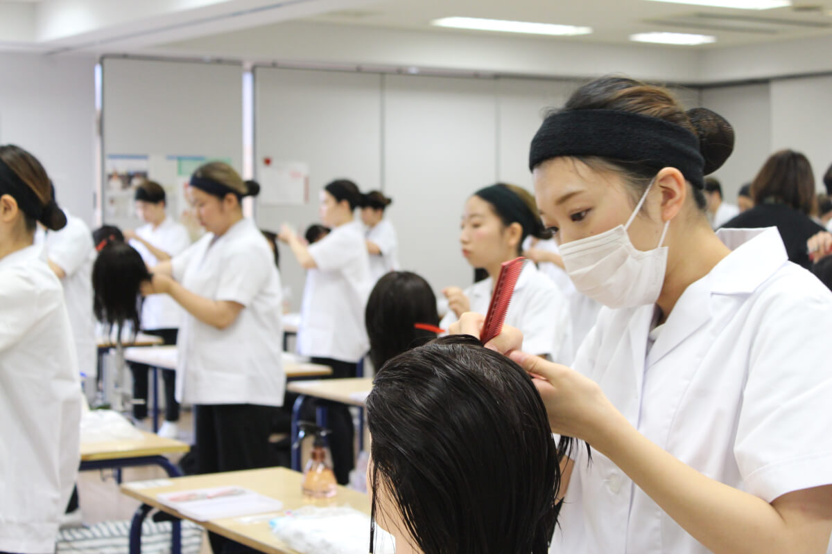 美容師国家試験(模擬)！ | 美容学校・ブライダル専門学校なら「面白く」学べるベルェベル