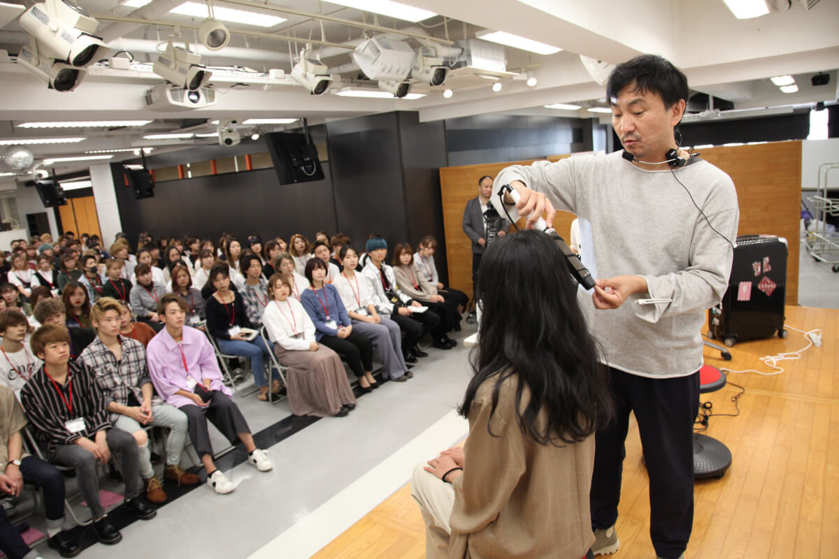 KITA氏来校！ヘアメイク講習☆ 美容学校・ブライダル専門学校なら「面白く」学べるベルェベル