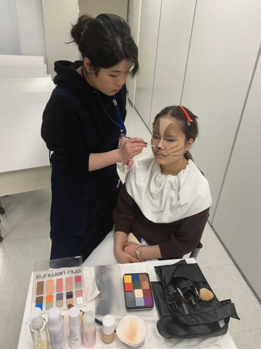 キャッツメイクに挑戦🐱 美容学校・ブライダル専門学校なら「面白く」学べるベルェベル