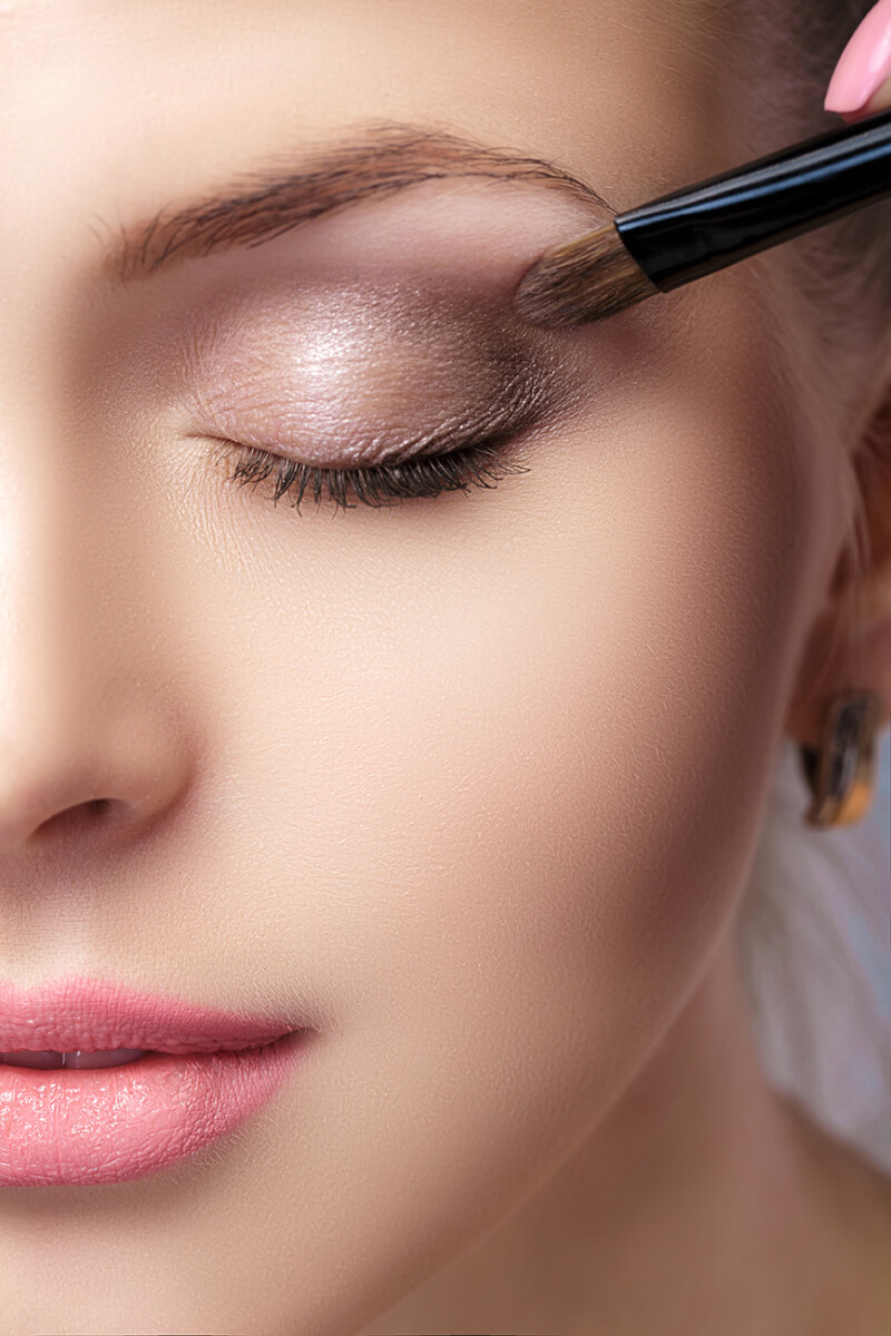 目元にリッチ感 秋メイクに外せないアイシャドウカラーとは 美容学校 ブライダル専門学校なら 面白く 学べるベルェベル