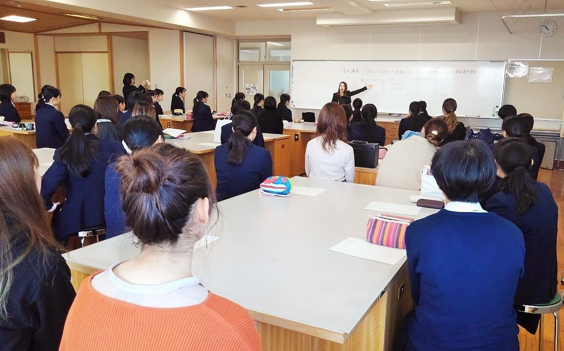 高校でのメイクレッスン 美容科ブログ 熊本ベルェベル美容専門学校 九州で美容のプロを目指すなら 就職率100 のベルェベル