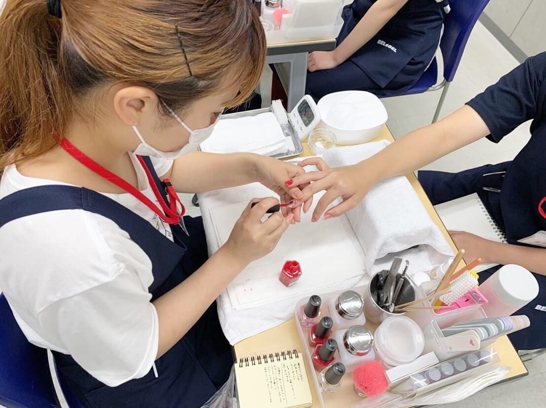 ネイリストコースの様子 トータルビューティ科ブログ 神戸ベルェベル美容専門学校 美容 ブライダル メイク エステ ネイル専門学校なら 面白く 学べる ベルェベル
