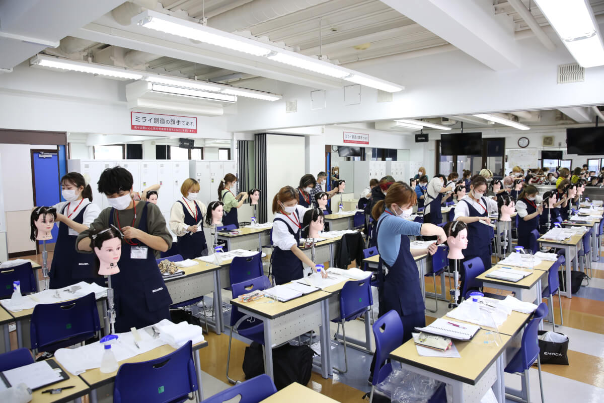 技術練習に取り組む1年生☆｜美容科ブログ｜大阪ベルェベル美容専門