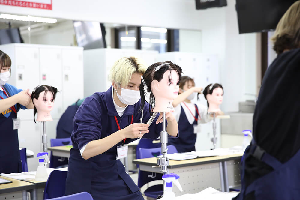 技術練習に取り組む1年生☆｜美容科ブログ｜大阪ベルェベル美容専門