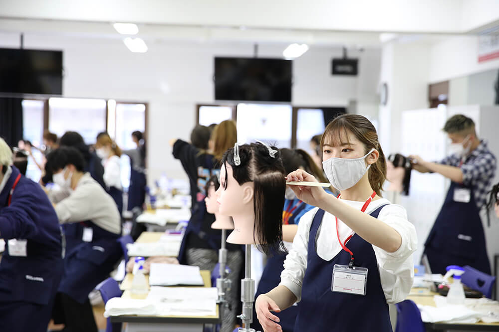 技術練習に取り組む1年生☆｜美容科ブログ｜大阪ベルェベル美容専門