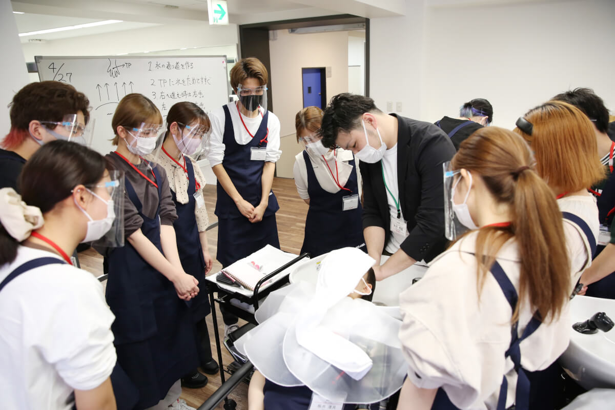 技術練習に取り組む1年生☆｜美容科ブログ｜大阪ベルェベル美容専門