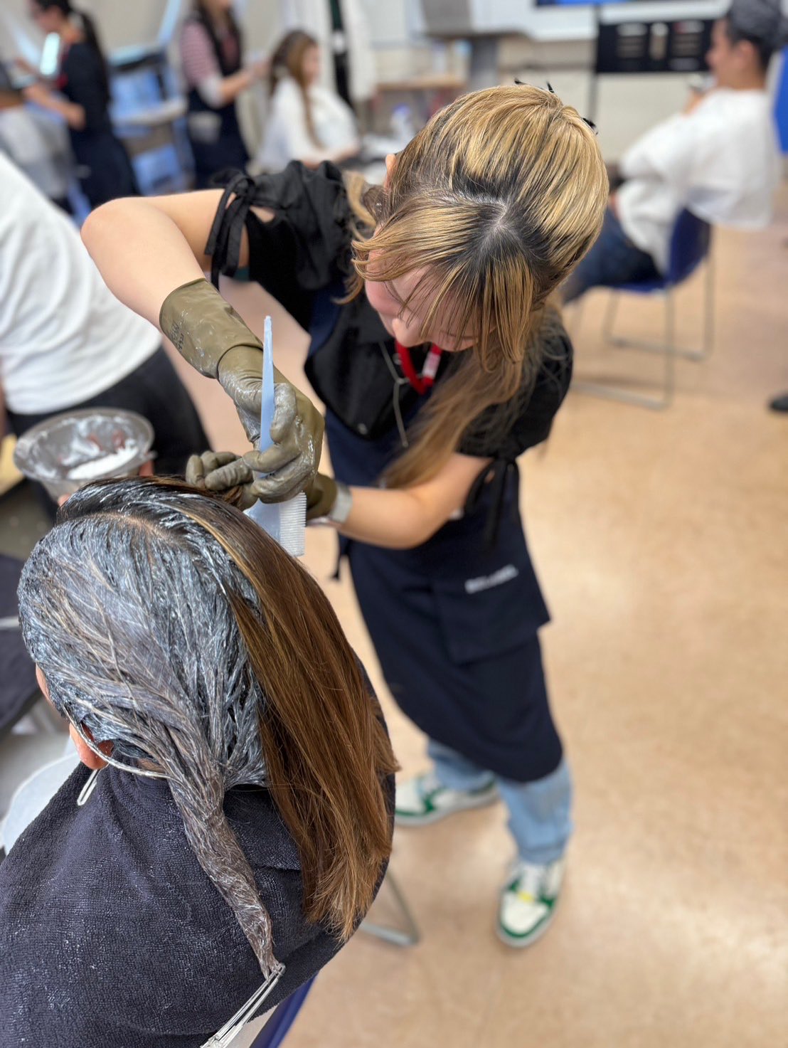 学生同士で実践する本格ヘアカラー実習！｜美容科ブログ｜大阪