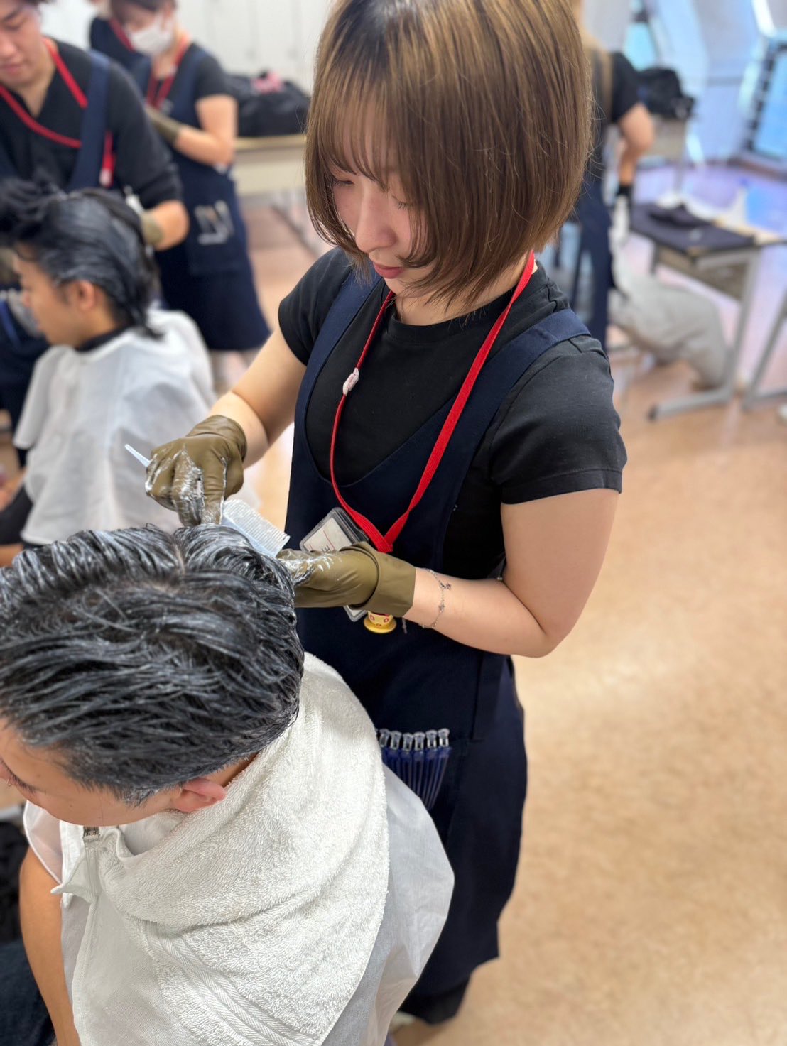 学生同士で実践する本格ヘアカラー実習！｜美容科ブログ｜大阪